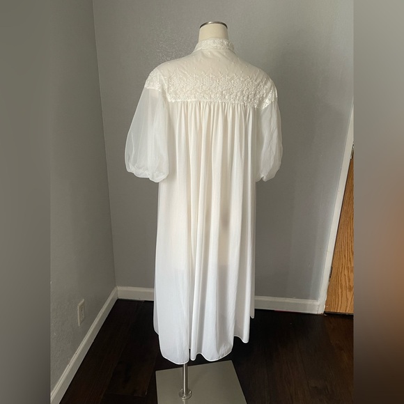 Vanity Fair White Robe with Lace and Blue Ribbon - Picture 9 of 10